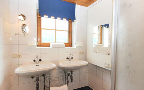 Auhäusl: Badkamer, Kamer, Eigendom, Interieur Ontwerp, Plafond, Gebouw, Architectuur, Muur, Meubilair, Loodgieterswerkinrichting