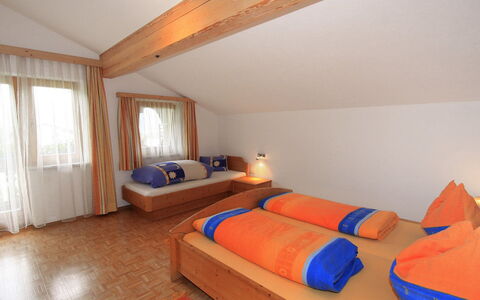 Fügen 320: Kamer, Slaapkamer, Bed, Meubilair, Eigendom, Interieur Ontwerp, Gebouw, Laken, Plafond, Huis