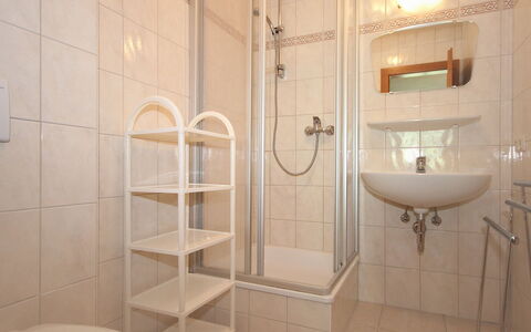 Christoph: Badkamer, Tegel, Eigendom, Kamer, Plank, Muur, Interieur Ontwerp, Verdieping, Loodgieterswerkinrichting, Badkamer Accessoire