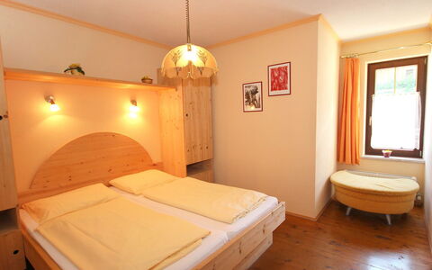 Christoph: Bed, Kamer, Meubilair, Eigendom, Slaapkamer, Bed Frame, Verdieping, Laken, Interieur Ontwerp, Gebouw