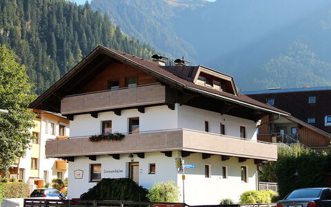 Mayrhofen 300: Fabriek, Lucht, Berg, Gebouw, Venster, Huis, Boom, Voertuig