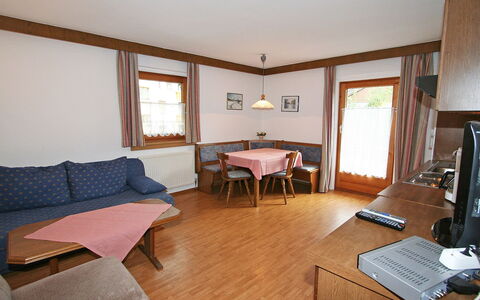 Mayrhofen 300: Kamer, Meubilair, Eigendom, Gebouw, Hardwood, Verdieping, Interieur Ontwerp, Huis, Onroerend Goed, Tafel