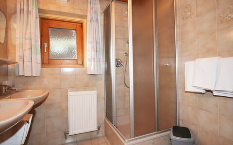 Mayrhofen 300: Kamer, Badkamer, Eigendom, Loodgieterswerkinrichting, Verdieping, Gebouw, Tegel, Interieur Ontwerp, Architectuur, Marmeren