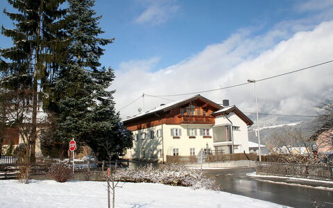 Gruber: Wolk, Lucht, Gebouw, Fabriek, Venster, Sneeuw, Huis, Helling, Boom, Lariks