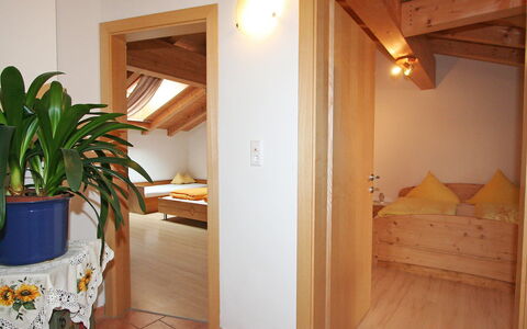 Gruber: Kamer, Eigendom, Gebouw, Huis, Meubilair, Verdieping, Onroerend Goed, Interieur Ontwerp, Architectuur, Plafond
