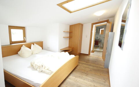 Längenfeld 100: Kamer, Eigendom, Slaapkamer, Meubilair, Interieur Ontwerp, Bed, Plafond, Huis, Gebouw, Daylighting