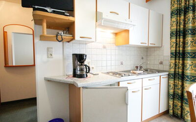Falkner 100.13: Kamer, Eigendom, Keuken, Meubilair, Cabinetry, Interieur Ontwerp, Gebouw, Countertop, Huis, Geel
