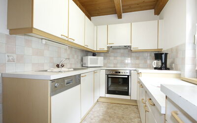 Falkner 100.9: Eigendom, Kamer, Keuken, Meubilair, Countertop, Gebouw, Cabinetry, Interieur Ontwerp, Huis, Plafond