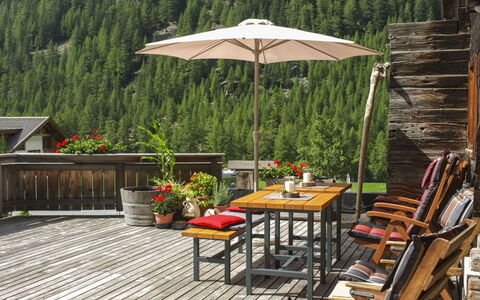 Sölden 200: Tafel, Meubilair, Fabriek, Eigendom, Bloempot, Buitenmeubels, Schaduw, Buitentafel, Gebouw, Hout