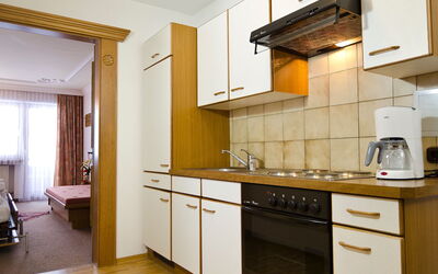 Zangerle 100.5: Countertop, Kamer, Cabinetry, Keuken, Eigendom, Meubilair, Geel, Interieur Ontwerp, Gebouw, Verdieping
