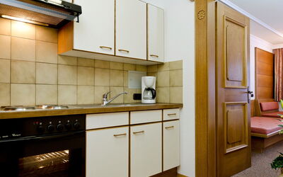 Zangerle 100.4: Countertop, Cabinetry, Kamer, Meubilair, Eigendom, Keuken, Interieur Ontwerp, Gebouw, Verdieping, Huis