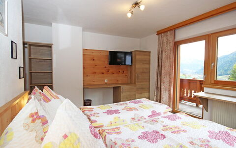 Werner: Slaapkamer, Bed, Kamer, Meubilair, Laken, Eigendom, Bed Frame, Bedding, Verdieping, Interieur Ontwerp