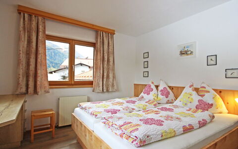 Werner: Slaapkamer, Bed, Kamer, Meubilair, Eigendom, Laken, Bed Frame, Matras, Bedding, Interieur Ontwerp