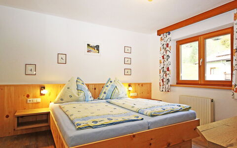 Werner: Slaapkamer, Bed, Meubilair, Kamer, Eigendom, Laken, Bed Frame, Interieur Ontwerp, Verdieping, Matras