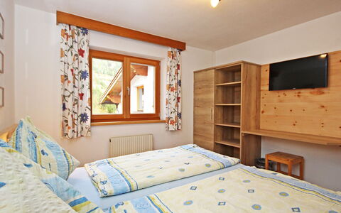 Werner: Slaapkamer, Bed, Kamer, Eigendom, Meubilair, Laken, Bed Frame, Interieur Ontwerp, Muur, Gebouw