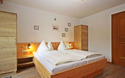 Werner: Slaapkamer, Bed, Meubilair, Kamer, Matras, Eigendom, Bed Frame, Laken, Verdieping, Hardwood