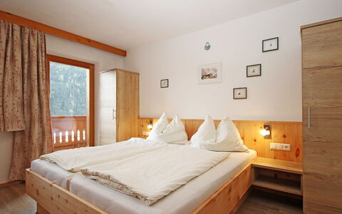 Werner: Slaapkamer, Meubilair, Bed, Kamer, Matras, Eigendom, Bed Frame, Laken, Verdieping, Interieur Ontwerp