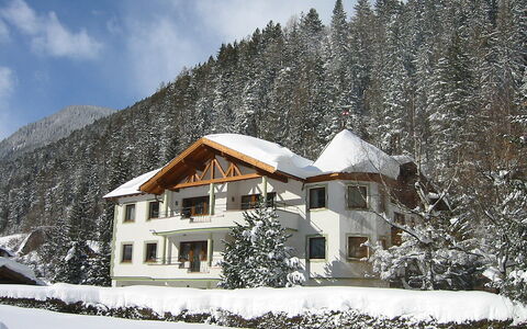 Pettneu am Arlberg 250: Lucht, Wolk, Sneeuw, Gebouw, Venster, Fabriek, Berg, Huis, Helling, Boom
