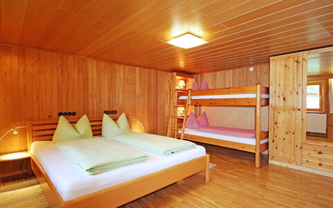 Josefine: Kamer, Bed, Meubilair, Interieur Ontwerp, Eigendom, Slaapkamer, Gebouw, Hardwood, Bed Frame, Plafond