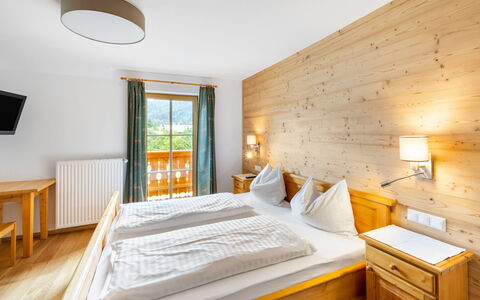 Bergerlodge: Meubilair, Eigendom, Comfort, Hout, Textiel, Gebouw, Architectuur, Schaduw, Verdieping