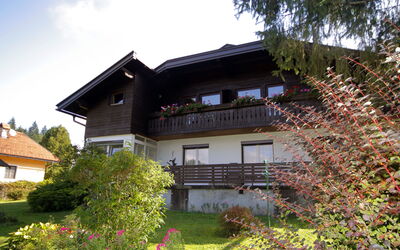 Velden Am Wörthersee 50: Fabriek, Lucht, Bloem, Gebouw, Venster, Huis, Boom, Wolk, Vegetation, Gras