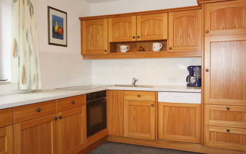 Schönhart: Cabinetry, Countertop, Kamer, Meubilair, Keuken, Eigendom, Verdieping, Interieur Ontwerp, Gebouw, Hout