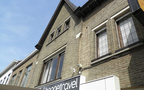 Poperinge: Eigendom, Huis, Gebouw, Architectuur, Onroerend Goed, Huis, Buurt, Facade, Dak, Signage