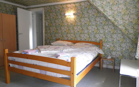 Poperinge: Bed, Slaapkamer, Meubilair, Kamer, Bed Frame, Eigendom, Muur, Interieur Ontwerp, Laken, Matras