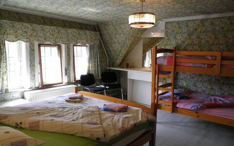 Poperinge: Slaapkamer, Kamer, Bed, Meubilair, Eigendom, Interieur Ontwerp, Bed Frame, Plafond, Gebouw, Huis