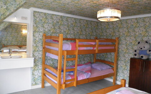 Poperinge: Bed, Kamer, Meubilair, Slaapkamer, Eigendom, Stapelbed, Interieur Ontwerp, Huis, Gebouw, Laken