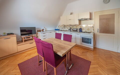 Lovran 111: Meubilair, Eigendom, Cabinetry, Tafel, Stoel, Hout, Countertop, Interieur Ontwerp, Verlichting, Hal
