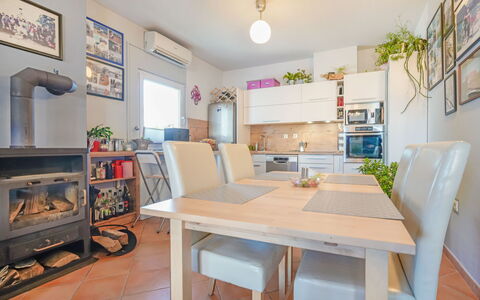 Villa More: Tafel, Meubilair, Keuken, Stoel, Interieur Ontwerp, Stellingen, Fotolijst, Hout, Plank, Bureau