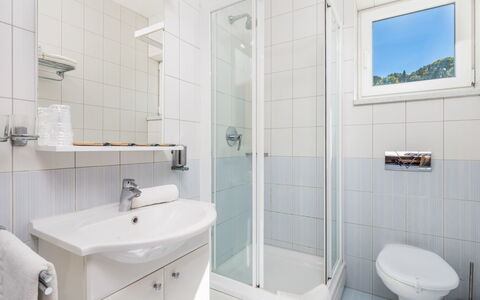 Rab Rab 301: Badkamer, Eigendom, Kamer, Loodgieterswerkinrichting, Kraan, Interieur Ontwerp, Architectuur, Onroerend Goed, Tegel, Badkamer Accessoire