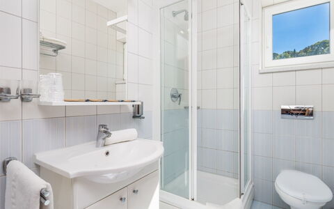 Rab Rab 304: Badkamer, Eigendom, Kamer, Kraan, Loodgieterswerkinrichting, Interieur Ontwerp, Onroerend Goed, Architectuur, Badkamer Accessoire, Tegel