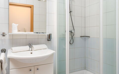 Rab Rab 310: Badkamer, Eigendom, Kamer, Kraan, Tegel, Loodgieterswerkinrichting, Badkamer Accessoire, Muur, Interieur Ontwerp, Architectuur