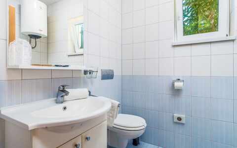 Ivana 2: Badkamer, Eigendom, Kamer, Kraan, Tegel, Interieur Ontwerp, Muur, Architectuur, Loodgieterswerkinrichting, Onroerend Goed