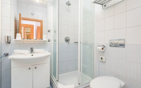 Rab Kampor 620: Badkamer, Eigendom, Kamer, Loodgieterswerkinrichting, Interieur Ontwerp, Onroerend Goed, Badkamer Accessoire, Kraan, Architectuur, Gebouw