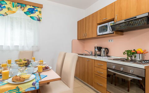 Lucija: Kamer, Eigendom, Geel, Meubilair, Keuken, Interieur Ontwerp, Turkoois, Gebouw, Onroerend Goed, Huis