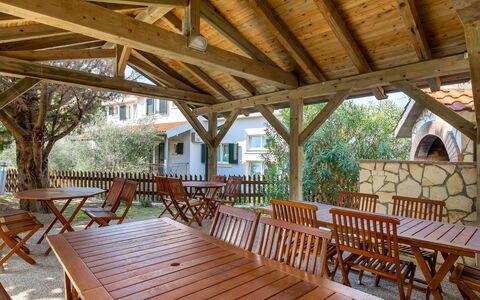 Lucija: Eigendom, Gebouw, Onroerend Goed, Kamer, Huis, Veranda, Hout, Huis, Landgoed, Meubilair