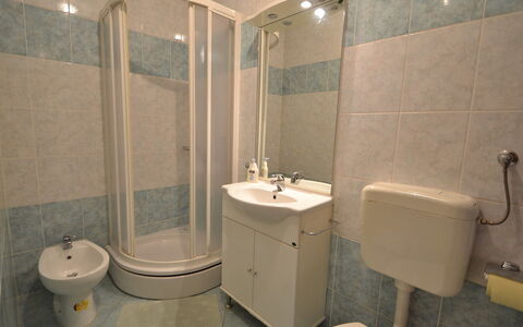 Starigrad-Paklenica 120: Badkamer, Eigendom, Kamer, Loodgieterswerkinrichting, Tegel, Muur, Architectuur, Toilet, Verdieping, Interieur Ontwerp