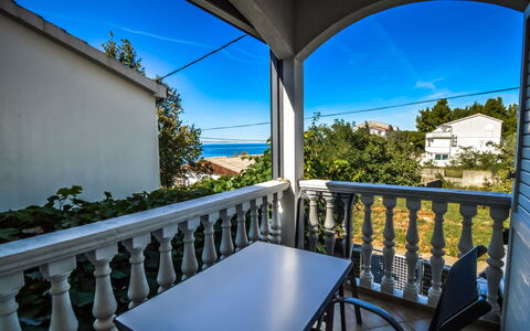 Starigrad-Paklenica 120: Lucht, Eigendom, Meubilair, Tafel, Blauw, Fabriek, Azure, Stoel, Veranda, Gebouw