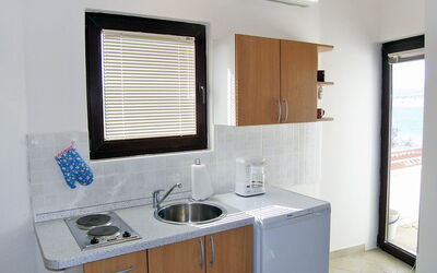 Pisak 121.3: Kamer, Eigendom, Meubilair, Huis, Interieur Ontwerp, Gebouw, Cabinetry, Keuken, Onroerend Goed, Wastafel