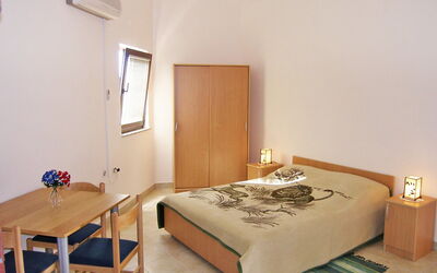 Pisak 121.2: Slaapkamer, Kamer, Bed, Meubilair, Eigendom, Interieur Ontwerp, Bed Frame, Laken, Verdieping, Huis