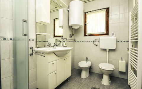 Marija: Eigendom, Wastafel, Wc Bril, Wastafel In De Badkamer, Purper, Toilet, Badkamer, Gebouw, Loodgieterswerkinrichting, Spiegel