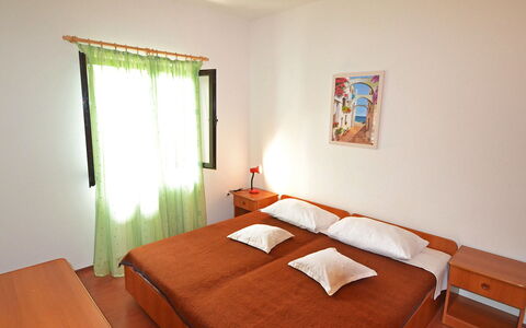 Luce: Slaapkamer, Kamer, Bed, Meubilair, Eigendom, Laken, Bed Frame, Interieur Ontwerp, Bedding, Muur