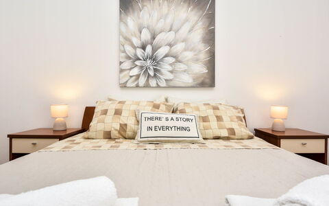 Vir 155: Slaapkamer, Kamer, Bed, Wit, Meubilair, Muur, Eigendom, Interieur Ontwerp, Bed Frame, Nachtkastje