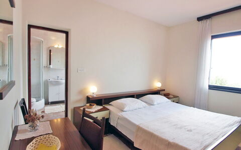 Mirta: Slaapkamer, Bed, Kamer, Meubilair, Eigendom, Laken, Bed Frame, Interieur Ontwerp, Matras, Gebouw