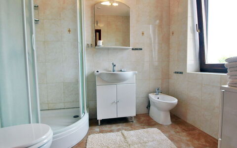 Mirta: Badkamer, Eigendom, Kamer, Verdieping, Tegel, Loodgieterswerkinrichting, Interieur Ontwerp, Muur, Gebouw, Badkamerkast