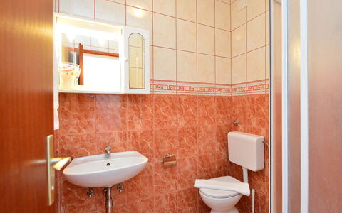 Rogoznica Ražanj 510: Badkamer, Eigendom, Kamer, Interieur Ontwerp, Muur, Loodgieterswerkinrichting, Tegel, Oranje, Architectuur, Toilet