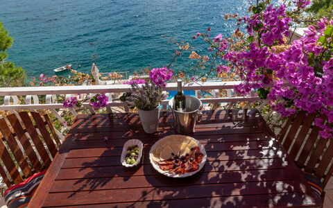 Trogir Okrug Gornji 320: Water, Bloem, Tafel, Fabriek, Meubilair, Tableware, Buitentafel, Stoel, Buitenmeubels, Verlichting